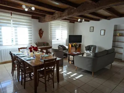 Télévision ou salle de divertissement dans l'établissement Charmant gîte avec jardin privatif et animaux acceptés - FR-1-653-155