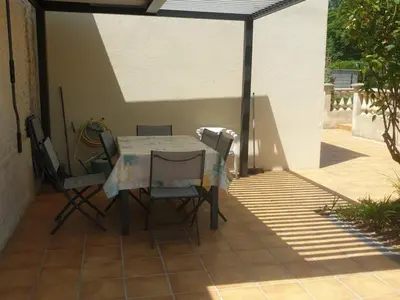 Terrasse ou espace extérieur de l'établissement Charmant gîte avec jardin privatif et animaux acceptés - FR-1-653-155