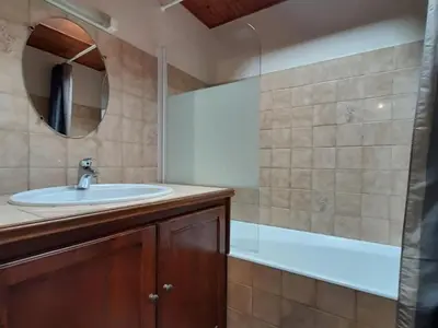 Salle de bains dans l'établissement Maison avec Jardin Clos et Cheminée, proche La Rochefoucauld - FR-1-653-164