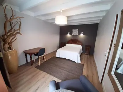 Un ou plusieurs lits dans un hébergement de l'établissement Maison avec Jardin Clos et Cheminée, proche La Rochefoucauld - FR-1-653-164