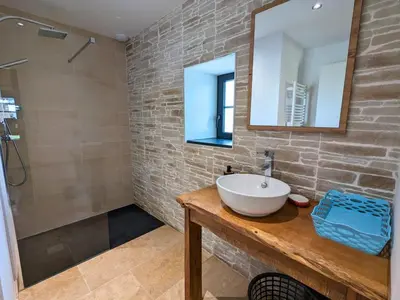 Salle de bains dans l'établissement Maison spacieuse avec piscine chauffée, jardin clos, terrasses, cheminée, et équipements bébé inclus. - FR-1-653-183