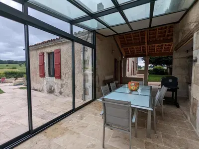 Terrasse ou espace extérieur de l'établissement Maison spacieuse avec piscine chauffée, jardin clos, terrasses, cheminée, et équipements bébé inclus. - FR-1-653-183