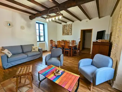 Coin salon dans l'établissement Maison spacieuse avec piscine chauffée, jardin clos, terrasses, cheminée, et équipements bébé inclus. - FR-1-653-183