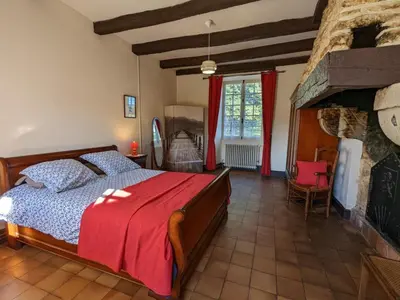Un ou plusieurs lits dans un hébergement de l'établissement Gîte de charme près de Cognac avec vélos et jardin - FR-1-653-205