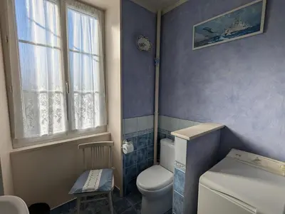 Salle de bains dans l'établissement Gîte de pêche au bord de la Charente avec Wifi et parking - FR-1-653-189