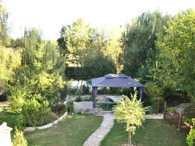 Jardin de l'établissement Gîte de pêche au bord de la Charente avec Wifi et parking - FR-1-653-189