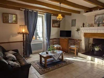 Télévision ou salle de divertissement dans l'établissement Gîte de pêche au bord de la Charente avec Wifi et parking - FR-1-653-189
