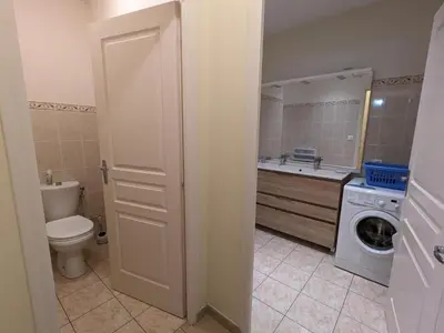 Salle de bains dans l'établissement Maison rénovée près d'Angoulême avec jardin privé - FR-1-653-208
