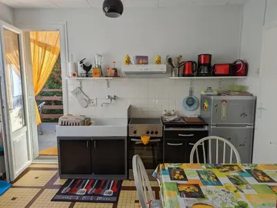 Cuisine ou kitchenette dans l'établissement Charmant appartement avec terrasse et jardin, idéal pour 4 personnes, à Barbezieux - FR-1-653-196