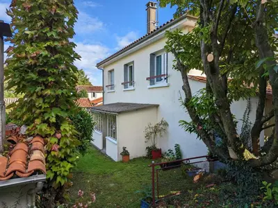 Jardin de l'établissement Charmant appartement avec terrasse et jardin, idéal pour 4 personnes, à Barbezieux - FR-1-653-196
