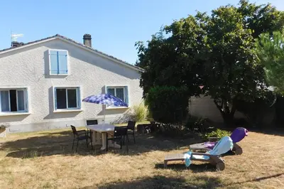Jardin de l'établissement Gîte MMR 6 places avec cour clôturée 3 nuits mini