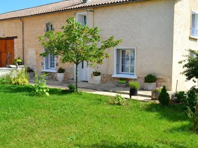 Jardin de l'établissement Gîte rénové 19ème siècle, 3 chambres, jardin privé, cheminée, internet, jeux, vélos adultes, parking - FR-1-653-26