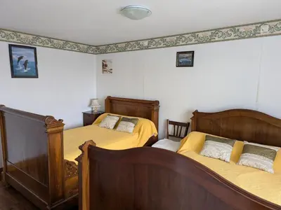 Un ou plusieurs lits dans un hébergement de l'établissement Gîte rénové 19ème siècle, 3 chambres, jardin privé, cheminée, internet, jeux, vélos adultes, parking - FR-1-653-26