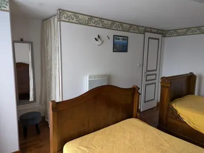 Un ou plusieurs lits dans un hébergement de l'établissement Gîte rénové 19ème siècle, 3 chambres, jardin privé, cheminée, internet, jeux, vélos adultes, parking - FR-1-653-26