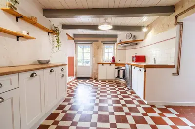 Cuisine ou kitchenette dans l'établissement LE GRAND FRANC gite cosy proche tous commerces