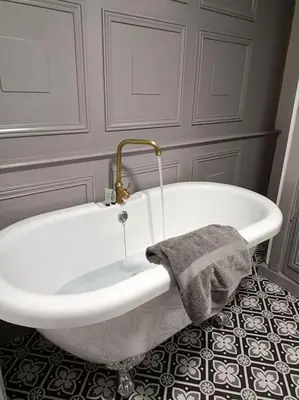 Salle de bains dans l'établissement Chateau-une - a Beautiful historic medieval holiday rental.