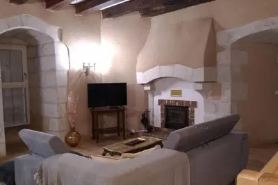 Télévision ou salle de divertissement dans l'établissement La tour du logis, gîte 4 * à 15 min du Futuroscope