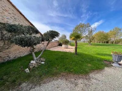 Jardin de l'établissement Studio à 20 min des cures thermales de La Roche Posay - Casino
