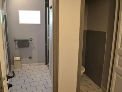 Salle de bains dans l'établissement Gîte spacieux avec jardin, piscine, cheminée, et équipements bébé au cœur des vignes du Cognac - FR-1-653-59