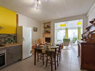 Cuisine ou kitchenette dans l'établissement Maison de charme 19ème rénovée proche Angoulême, idéale famille, équipement complet, animaux acceptés - FR-1-653-181