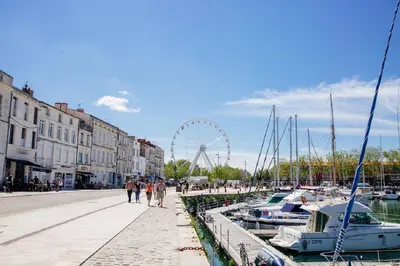 Clients de l'établissement L'Oasis Marin lumineux et cosy à deux pas du vieux marché dans l'hyper centre de La Rochelle avec TV et Wifi