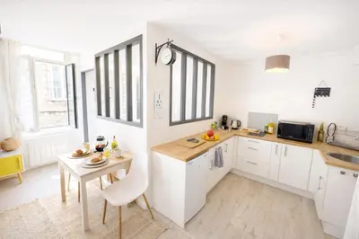 Cuisine ou kitchenette dans l'établissement L'Oasis Marin lumineux et cosy à deux pas du vieux marché dans l'hyper centre de La Rochelle avec TV et Wifi