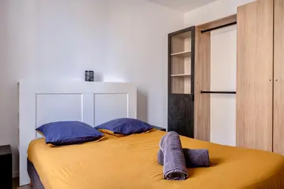 Un ou plusieurs lits dans un hébergement de l'établissement Maison T4 Climatisée avec Jacuzzi à Lagord