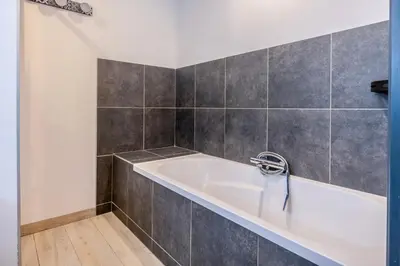 Salle de bains dans l'établissement Maison T4 Climatisée avec Jacuzzi à Lagord