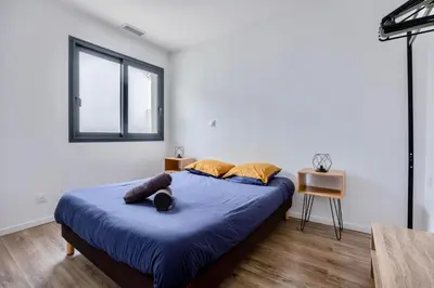 Un ou plusieurs lits dans un hébergement de l'établissement Maison T4 Climatisée avec Jacuzzi à Lagord