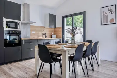 Cuisine ou kitchenette dans l'établissement Maison T4 Climatisée avec Jacuzzi à Lagord