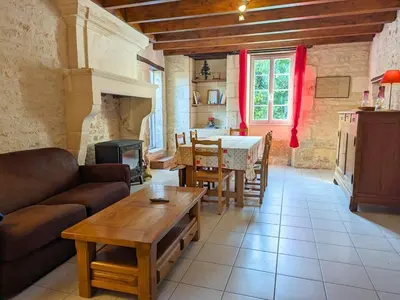 Coin salon dans l'établissement Charmant gîte en pierres avec poêle et animaux admis - FR-1-653-79