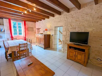 Télévision ou salle de divertissement dans l'établissement Charmant gîte en pierres avec poêle et animaux admis - FR-1-653-79