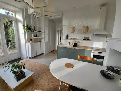 Cuisine ou kitchenette dans l'établissement Appartement La verrerie, terrasse et jardinet