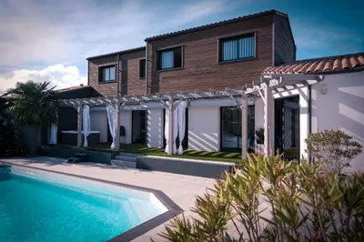 Piscine de l'établissement Suites by Aix Keys avec jacuzzi privatif 5 min des plages Fouras ou située à proximité