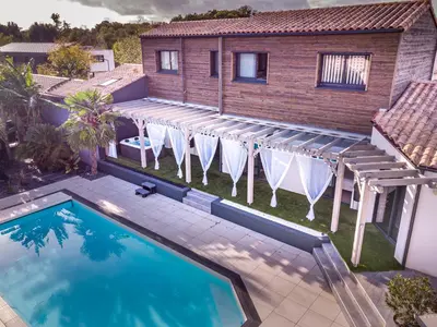 Piscine de l'établissement Suites by Aix Keys avec jacuzzi privatif 5 min des plages Fouras ou située à proximité