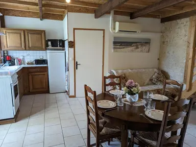 Cuisine ou kitchenette dans l'établissement Maison Charentaise avec Cheminée, Jardin et Animaux acceptés - FR-1-653-221