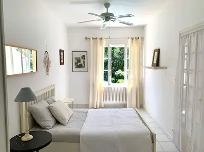 Un ou plusieurs lits dans un hébergement de l'établissement Maison de ville confortable avec piscine
