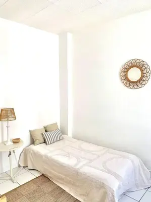 Un ou plusieurs lits dans un hébergement de l'établissement Maison de ville confortable avec piscine