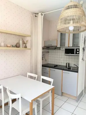 Cuisine ou kitchenette dans l'établissement Maison de ville confortable avec piscine