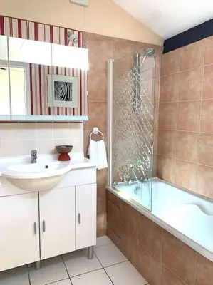 Salle de bains dans l'établissement Maison de ville confortable avec piscine