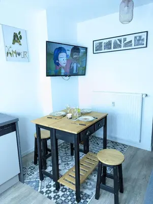 Télévision ou salle de divertissement dans l'établissement Beau-Jean, Un Cocon Sympa 5 min à Pied du Centre-Ville, Parking Privé, à 10 min du CHU