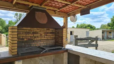 Barbecue disponible mis à disposition des clients de la maison de vacances