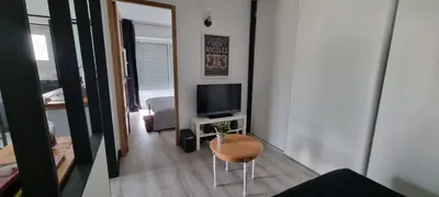 Télévision ou salle de divertissement dans l'établissement Adorable gîte au calme