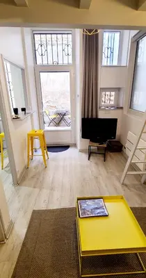 Coin salon dans l'établissement Yellow Studio - Poitiers Coeur de ville