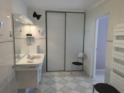 Salle de bains dans l'établissement Gîte spacieux avec piscine privée et jardin, idéal pour familles avec animaux - FR-1-653-67