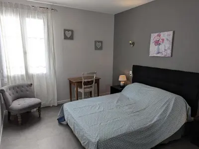 Un ou plusieurs lits dans un hébergement de l'établissement Gîte spacieux avec piscine privée et jardin, idéal pour familles avec animaux - FR-1-653-67