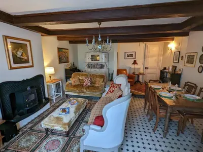 Télévision ou salle de divertissement dans l'établissement Gîte Cosy à Abzac avec Jardin, Proche Confolens et Services Inclus - FR-1-653-84