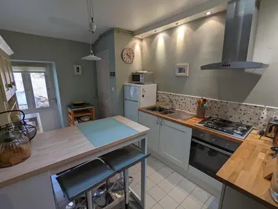 Cuisine ou kitchenette dans l'établissement Gîte Cosy à Abzac avec Jardin, Proche Confolens et Services Inclus - FR-1-653-84