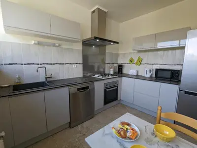 Cuisine ou kitchenette dans l'établissement Maison confortable avec jardin privatif, internet, parking - FR-1-653-112