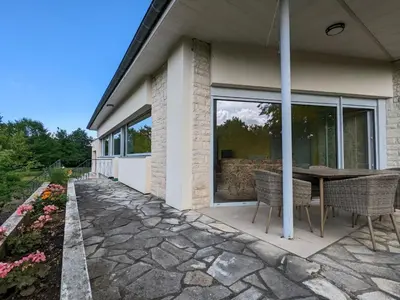 Balcon ou terrasse dans l'établissement Maison confortable avec jardin privatif, internet, parking - FR-1-653-112